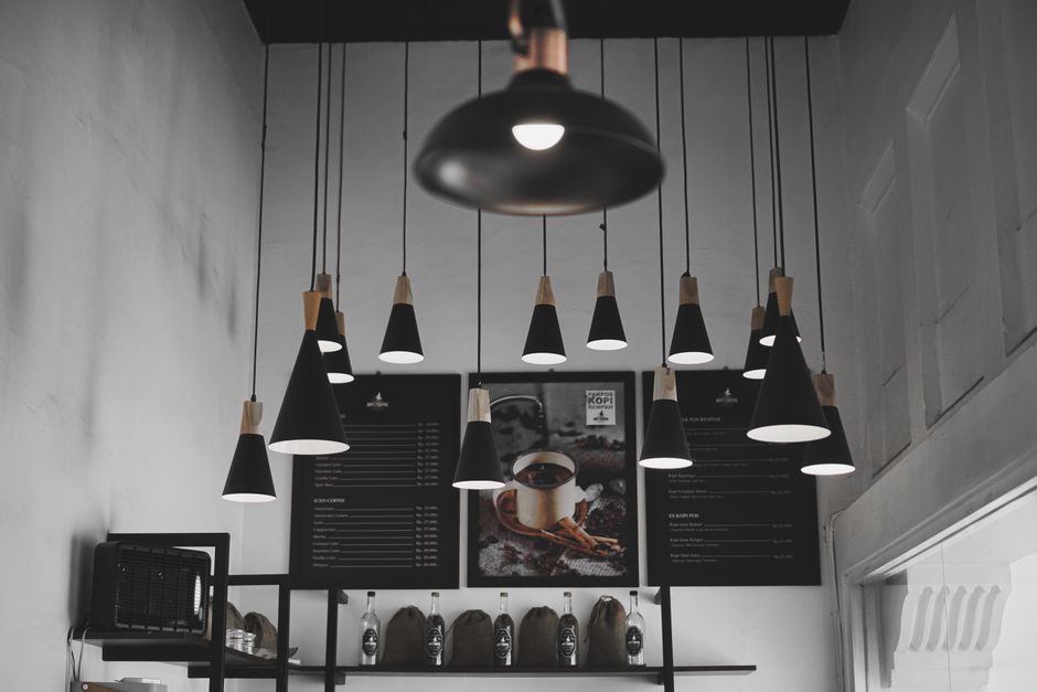 Moderne zwarte hanglampen in een stijlvolle woonkamer met een industrieel interieur.
