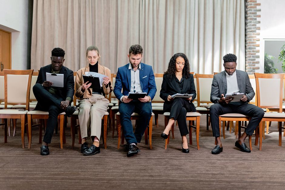 Een team van professionals bespreekt recruitmentstrategieën voor bedrijven met focus op employer branding en cultuur.